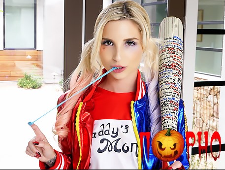 Девушка в костюме супергероя трахается за конфеты на Хэллоуин